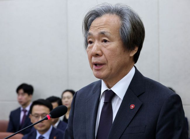 정기석 국민건강보험공단 이사장이 17일 국회 보건복지위에서 열린 2025년도 건강보험공단과 건강보험심사평가원에 대한 국정감사에서 업무보고를 하고 있다. 2025.10.17 김현민 기자