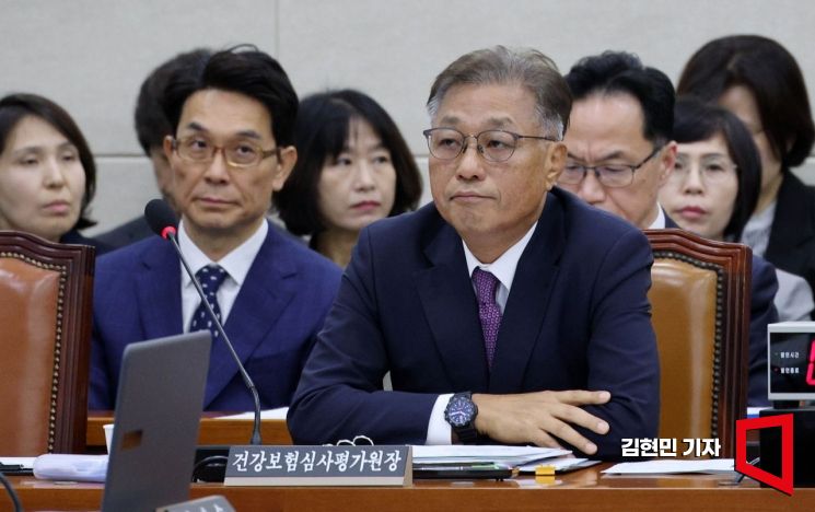 강중구 건강보험심사평가원장이 17일 국회 보건복지위에서 열린 2025년도 건강보험공단과 건강보험 심평원에 대한 국정감사에서 참석하고 있다. 2025.10.17 김현민 기자