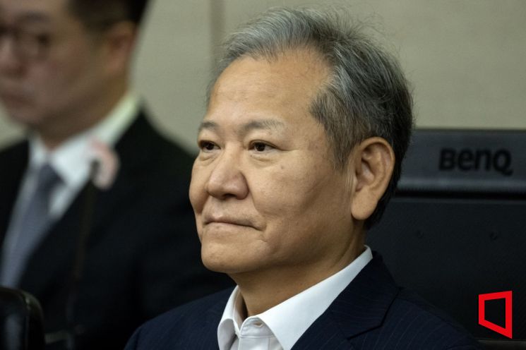 이상민 전 행정안전부 장관이 17일 서울 서초구 서울중앙지법에서 열린 내란 중요임무 종사 등 혐의 첫 공판기일에 출석해 피고인석에 앉아 있다. 2025.10.17 사진공동취재단
