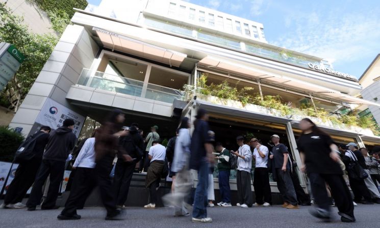 서울 강남구 스케줄 청담 매장 앞에 문을 연 인앤아웃 팝업스토어에 버거를 구매하려는 인파가 몰려 있다. 사진은 기사 중 특정 표현과 무관. 연합뉴스