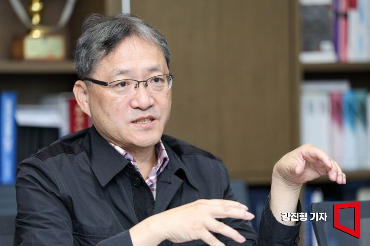 임수강 생산과포용금융연구회 부회장이 17일 서울 중구 아시아미디어타워에서 인터뷰 하고 있다. 강진형 기자