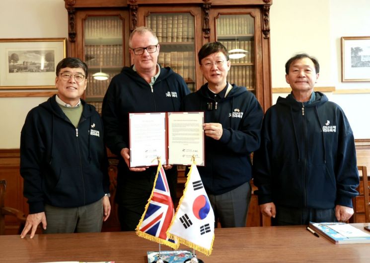 영국 에딘버러 페스티벌 프린지협회를 방문한 이민근 안산시장(왼쪽 세번째)이 토니 랜케스터 프린지 협회장(왼쪽 두번째)에게 교류의향서를 전달하고 있다. 안산시 제공