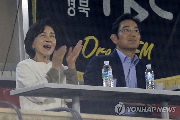 2015년 5월 이재용 삼성전자 부회장(오른쪽)이 서울 송파구 잠실야구장에서 열린 삼성과 두산의 정규리그 경기를 보고 있다. 왼쪽은 홍라희 리움미술관 관장. 연합뉴스