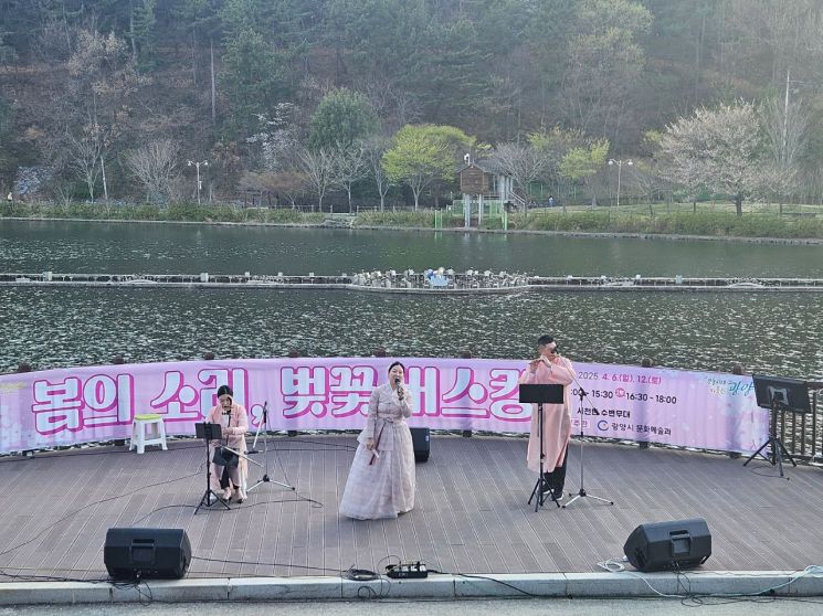 지난 봄 호수골원 버스킹. 광양시 제공