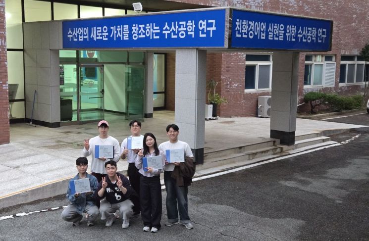 동명대학교 해양모빌리티학과 학생들이 국립수산과학원에서 기업현장학습을 실시하고 기념촬영하고 있다. 동명대 제공