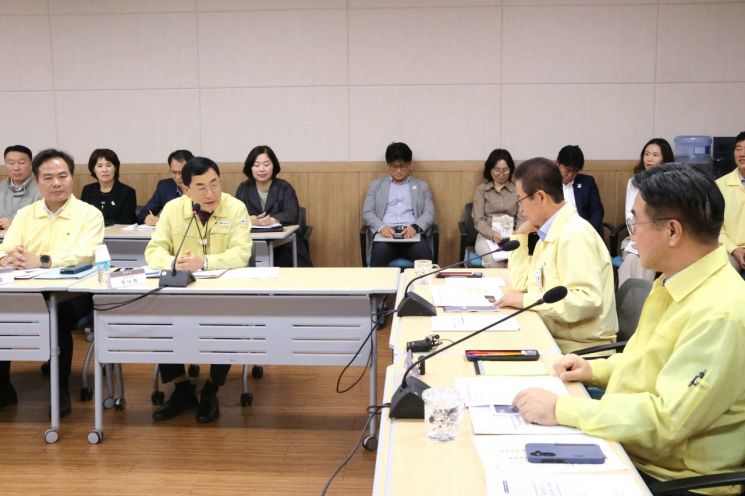 윤호중 행정안전부 장관이 16일 황료원에서 주낙영 경주시장과 함께 2025 APEC 정상회의 대비 안전관리 및 물가안정 대책을 점검하고 있다. 경주시 제공