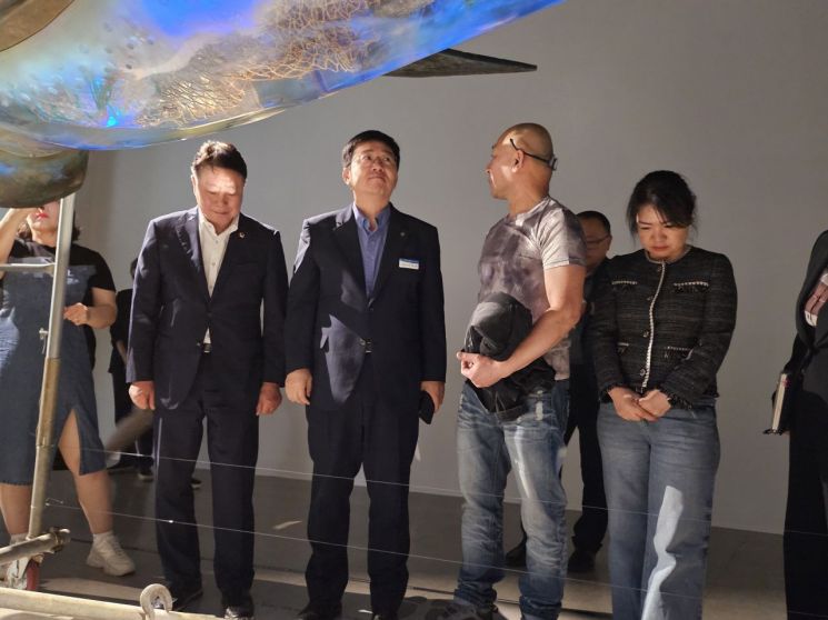 이호범 화순 부군수와 임지락 도의원이 김숙빈 작가의 설명을 들으며 작품을 감상하는 모습. 화순군 제공