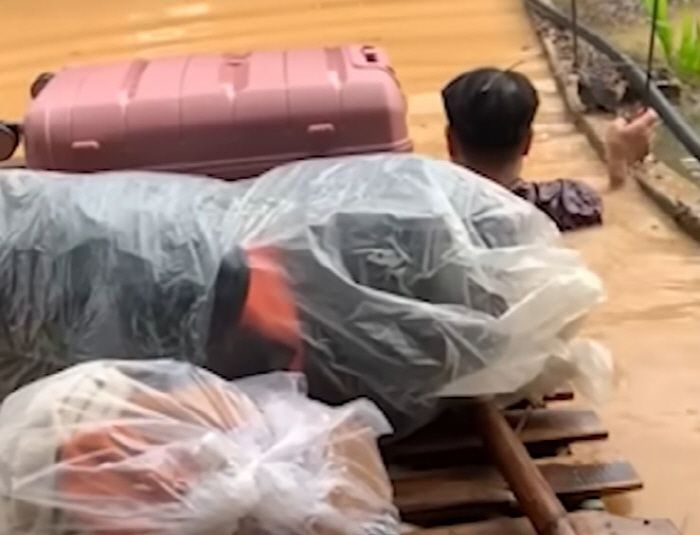 폭우로 길이 막혀 비행기를 못 탈 위기에 처한 딸을 공항에 데려다주기 위해 홍수 속 뗏목을 끌고 가는 베트남 아버지의 모습이 포착됐다. TIKTOK