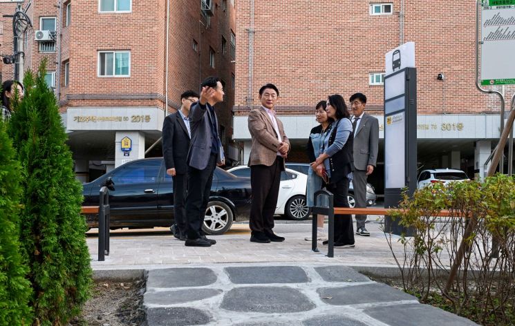 김동근 시장이 지난 16일 쌈지공원 일원에서 통학로 안전 확보와 주민 생활환경 개선을 위한 점검을 하고 있다. 의정부시 제공