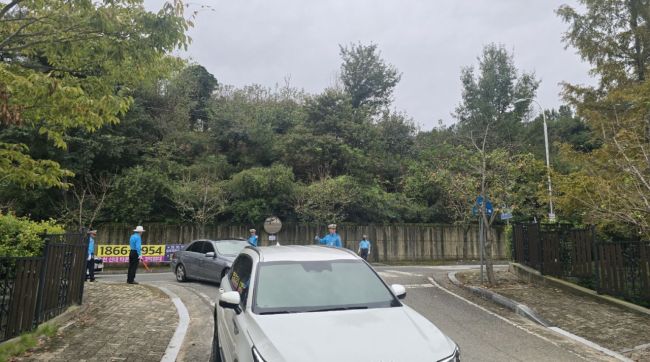 순천시는 경찰·모범운전자회와 공동으로 올해 추석 연휴기간 추모공원과 공원묘지에서 성묘객 집중에 따른 교통혼잡 해소를 위해 차량소통 봉사활동을 펼쳤다. 순천시 제공