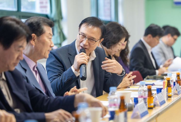 임태희 경기도교육감이 17일 국제첨단농업전문학교에서 하림 그룹 김홍국 회장을 초청해 '미래첨단농업학교' 조성을 위한 비전 간담회를 개최하고 있다. 경기도교육청 제공