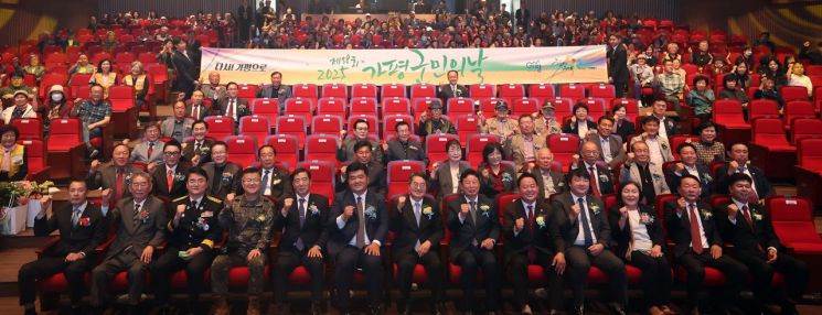 김동연 경기도지사가 17일 가평문화예술회관에서 열린 '제58회 가평군민의 날 기념행사'에 참석해 파이팅을 하고 있다. 이종구 기자