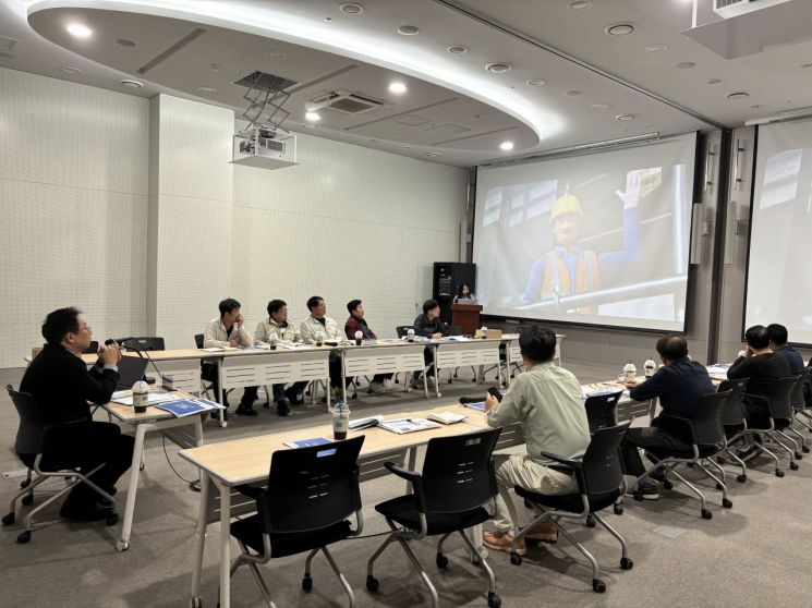 부산항만공사에서 부산항 건축시설 유지보수공사 착공단계 안전세미나가 진행되고 있다.