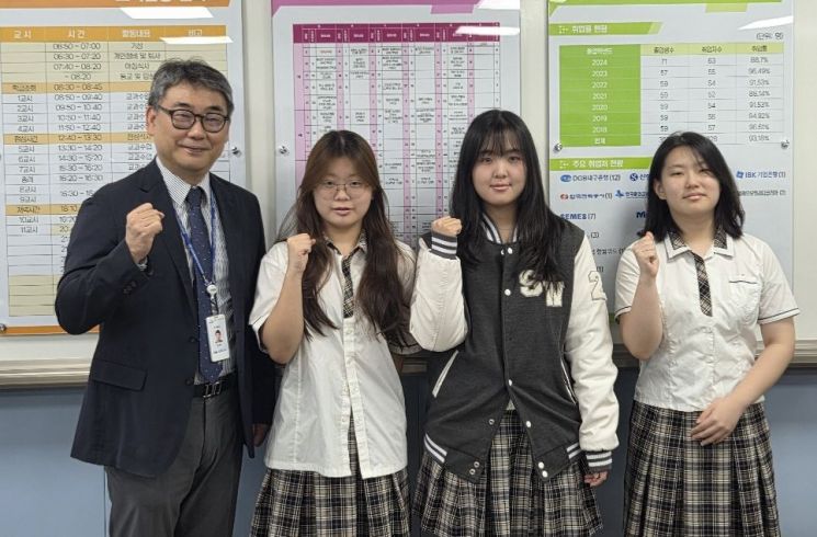마이다스 그룹 고졸 인턴십에 합격한 대구SW마이스터고 학생3명이 한석민 교장직무대리와 화이팅을 외치고 있다.