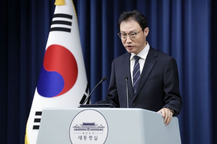 이규연 홍보소통수석이 17일 용산 대통령실에서 동남아 불법 구인 광고 긴급 삭제 관련 브리핑을 하고 있다. 연합뉴스