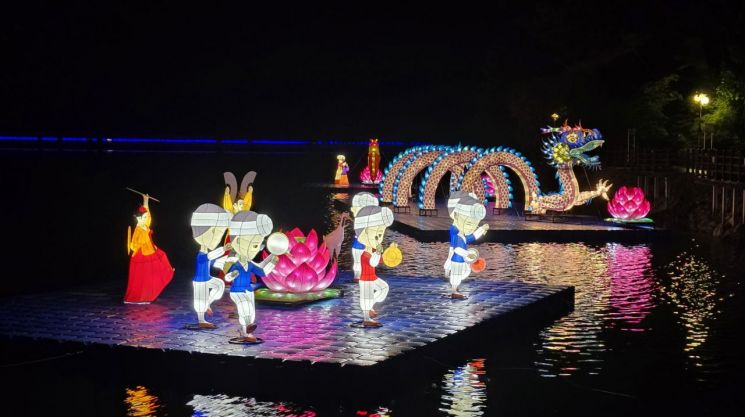 포천시와 포천문화관광재단은 17일부터 19일까지 3일간 산정호수 조각공원과 명성산 일원에서 제28회 포천 산정호수 명성산 억새꽃 축제를 개최한다. 포천시 제공