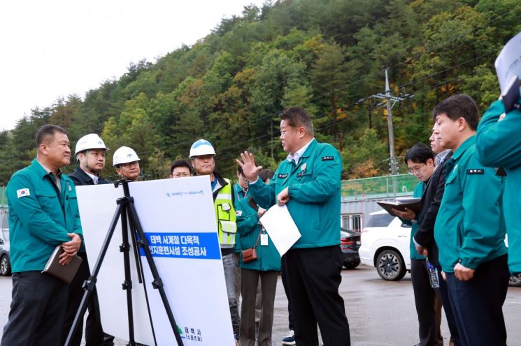 이상호 태백시장이 17일  '태백 사계절 다목적 전지훈련시설(에어돔)' 및 '청정고원 스포츠센터(고원3체육관)' 공사 추진 상황을 점검하고 있다. 태백시 제공
