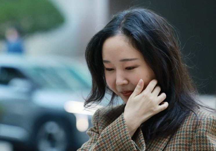 민희진 전 어도어 대표가 11일 서울 서초구 중앙지방법원에서 열린 하이브와의 주식 매매대금 청구 및 주주 간 계약 해지 확인 소송에 증인으로 출석하고 있다. 연합뉴스