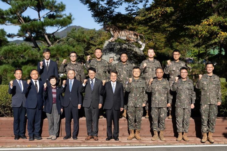 김동연 경기도지사가 17일 가평군에 위치한 수도기계화보병사단, 일명 '맹호부대'를 방문해 올여름 집중호우 당시 헌신적인 수해복구 지원을 펼친 장병들에게 감사를 전한 후 기념촬영을 하고 있다. 경기도 제공