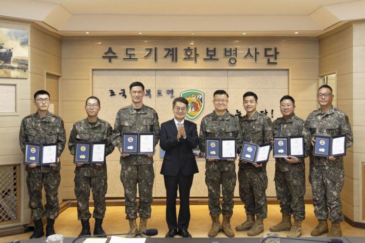 김동연 경기도지사가 17일 가평군에 위치한 수도기계화보병사단, 일명 '맹호부대'를 방문해 올여름 집중호우 당시 헌신적인 수해복구 지원을 펼친 장병들에게 감사를 전하고 표창을 수여한 후 기념촬영을 하고 있다. 경기도 제공
