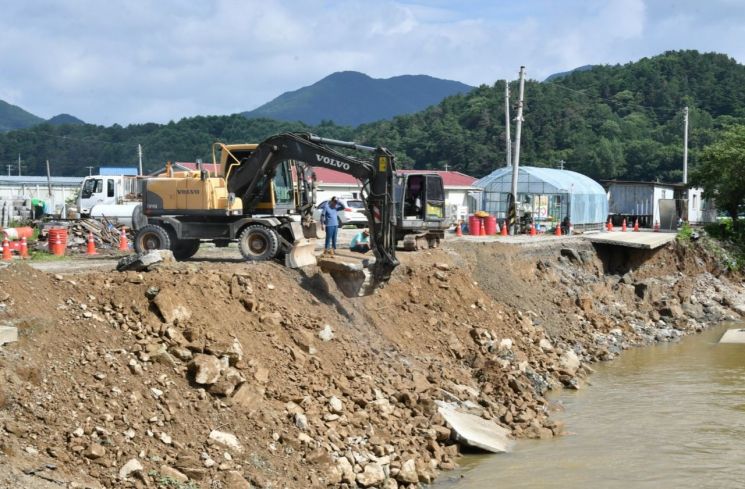 지난 7월 발생한 집중호우로 인한 피해 복구를 위해 복구비 1,230억원을 확보한 담양군이 제방이 유실된 오례천에서 복구 사업을 진행하고 있다. 담양군 제공