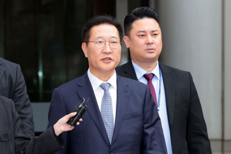 윤석열 전 대통령의 12·3 비상계엄 선포를 방조·가담한 혐의를 받는 박성재 전 법무부 장관이 14일 구속 전 피의자 심문(영장실질심사)을 마치고 서울 서초구 서울중앙지방법원을 나서고 있다. 연합뉴스