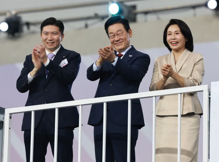 이재명 대통령과 김혜경 여사가 17일 부산 아시아드주경기장에서 열린 제106회 전국체육대회 개회식에서 입장하는 선수단을 향해 박수를 치고 있다. 왼쪽은 유승민 대한체육회장. 연합뉴스