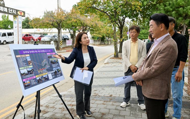 김동근 의정부시장이 지난 16일 가능동 일원 입석마을 정주환경 개선 3주년을 맞아 주민들과 함께 마을의 달라진 모습을 점검하고 있다. 의정부시 제공