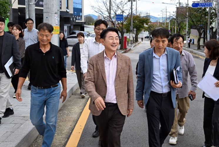 김동근 의정부시장이 지난 16일 가능동 일원 입석마을 정주환경 개선 3주년을 맞아 주민들과 함께 마을의 달라진 모습을 점검하고 있다. 의정부시 제공