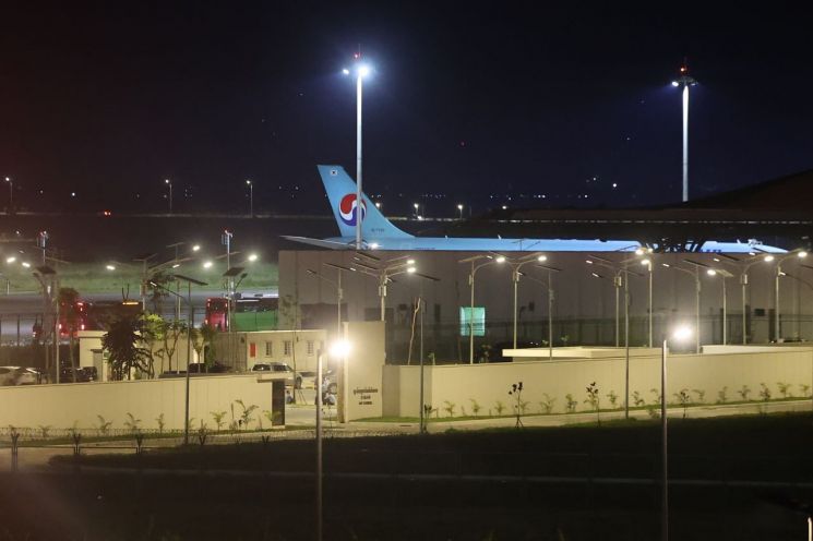 캄보디아 온라인 사기에 가담해 구금된 한국인들 탑승한 버스가 17일(현지시간) 캄보디아 프놈펜 인근 테초국제공항에서 송환을 위해 마련된 전세기로 향하고 있다. 연합뉴스