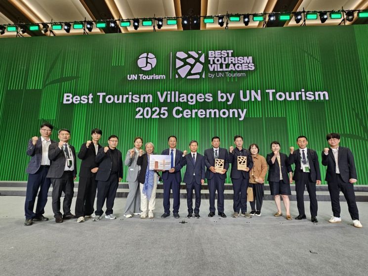 마순흥 양평군 부군수 등이 지난 17일 중국 저장성 후저우시 안지현에서 열린 유엔관광기구(UN Tourism) '최우수 관광마을(Best Tourism Villages)'로 선정돼 수상하고 있다. 양평군 제공