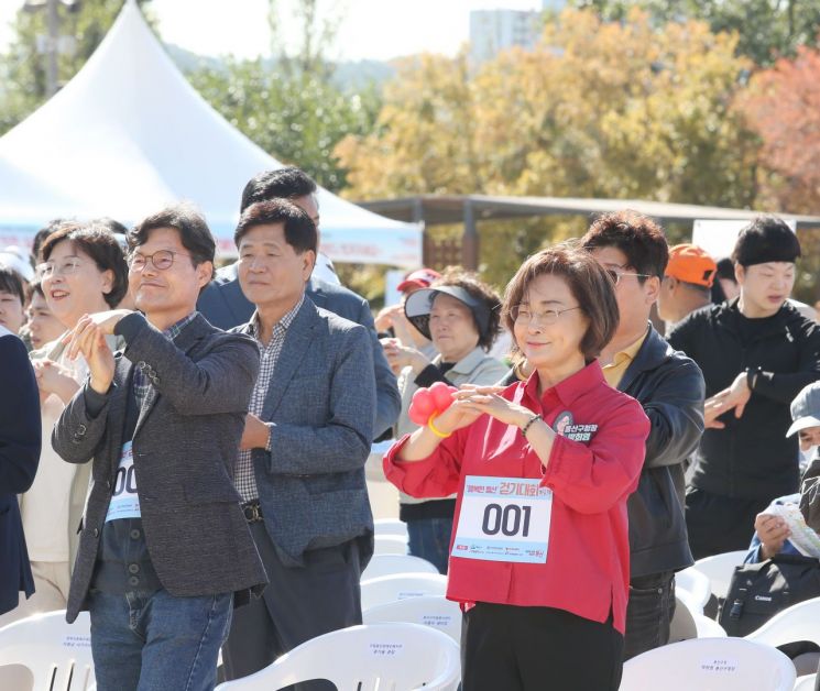 박희영 용산구청장이 ‘2025년 용산구 장애인·비장애인이 함께하는 행복한 용산 걷기대회’에서 인사말을 전하고 있다. 용산구 제공.