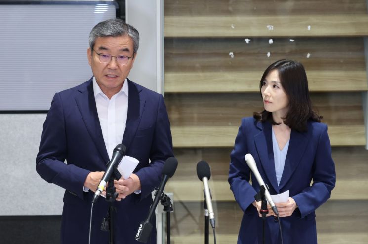 캄보디아로 파견된 정부 합동대응팀 단장인 김진아 외교부 2차관(오른쪽)과 박성주 경찰청 국가수사본부장이 18일 인천국제공항 제2터미널로 귀국해 기자회견을 진행하고 있다. 연합뉴스