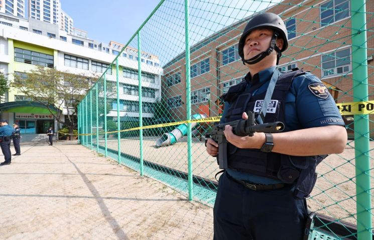 지난 1일 서울 광진구 구의초등학교에서 경찰들이 폭파 협박 FAX 접수 및 폭발물 해체 등 상황을 가정한 대테러 훈련을 하고 있다. 연합뉴스
