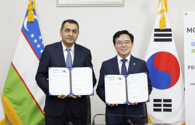 진교훈 강서구청장(오른쪽)이 17일 오후 주한 우즈베키스탄 대사관 4층에서 열린 ‘강서구-페르가나시 우호적 경제 교류를 위한 협약식’에서 협약을 체결하고 보자로프 하이룰라 페르가나 주지사와 기념촬영을 하고 있다. 강서구 제공.