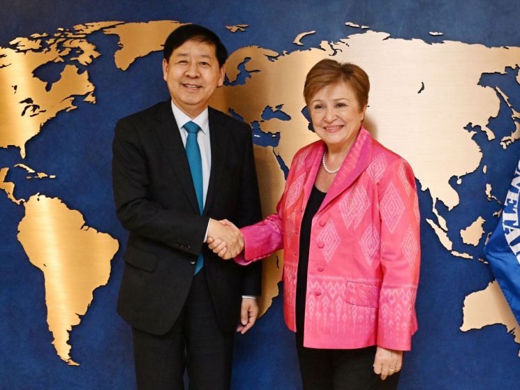 주요20개국(G20) 재무장관회의와 국제통화기금 및 세계은행(IMF/WB) 연차총회 참석차 미국 워싱턴D.C.를 방문중인 구윤철 부총리 겸 기획재정부 장관이 17일(현지시간) 국제통화기금(IMF)에서 크리스탈리나 게오르기에바 국제통화기금(IMF) 총재와 면담에 앞서 악수하며 기념사진을 찍고 있다.(사진=기획재정부)