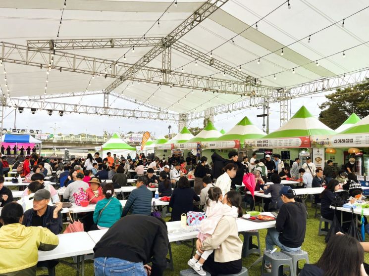 장성 황룡강 가을꽃축제가 열린 18일 우천에도 향토식당에 많은 인파가 몰리고 있다. 전남 장성군 제공