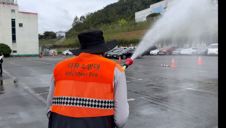 산불 진화장비 사용을 선보이고 있다.