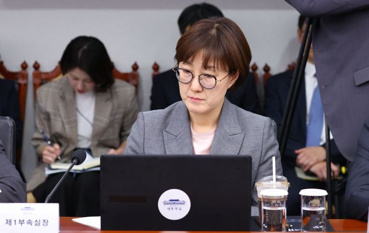 김현지 대통령실 제1부속실장이 용산 대통령실에서 열린 수석보좌관회의에 참석해 있다. 연합뉴스