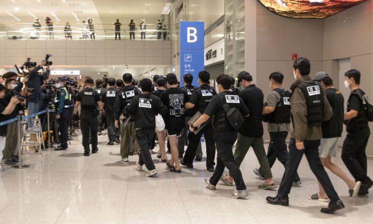캄보디아 온라인 사기에 가담해 구금된 한국인들이 18일 오전 인천국제공항 제2터미널을 통해 송환되고 있다. 연합뉴스