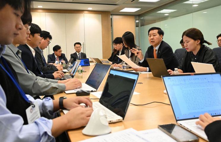 구윤철 부총리 겸 기획재정부 장관이 지난 16일(현지시간) 미국 워싱턴D.C. 국제통화기금(IMF) 본부에서 진행한 동행기자단과 간담회를 진행하고 있다.(기획재정부 제공)