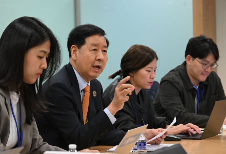 구윤철 부총리 겸 기획재정부 장관이 지난 16일(현지시간) 미국 워싱턴D.C. 국제통화기금(IMF) 본부에서 진행한 동행기자단과 간담회를 진행하고 있다.(기획재정부 제공)