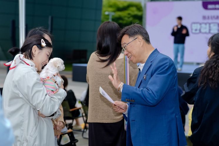 신상진 성남시장이 18일 '2025 반려동물 페스티벌'에서 시민의 반려견과 인사를 나누고 있다. 성남시 제공
