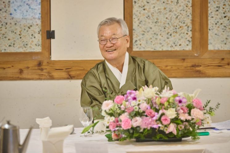 17일 서울 세종문화회관 대극장 설가온에서 열린 제20회 창신제(創新祭) 기자간담회에서 크라운해태제과 윤영달 회장이 이야기를 하고있다. 크라운해태제과 제공.