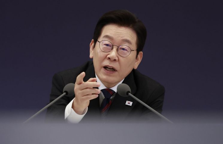 이재명 대통령이 16일 용산 대통령실에서 열린 제2차 핵심규제 합리화 전략회의에서 탈탄소 녹색 문명 대전환을 주제로 토론을 주재하고 있다. 연합뉴스