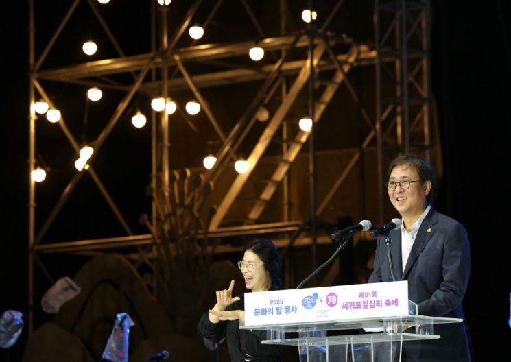 최휘영 문화체육관광부 장관이 18일 제주 서귀포시 천지연폭포 특설무대에서 열린 '2025 문화의 달' 기념식에서 축사를 하고 있다.   [사진 제공= 문화체육관광부]