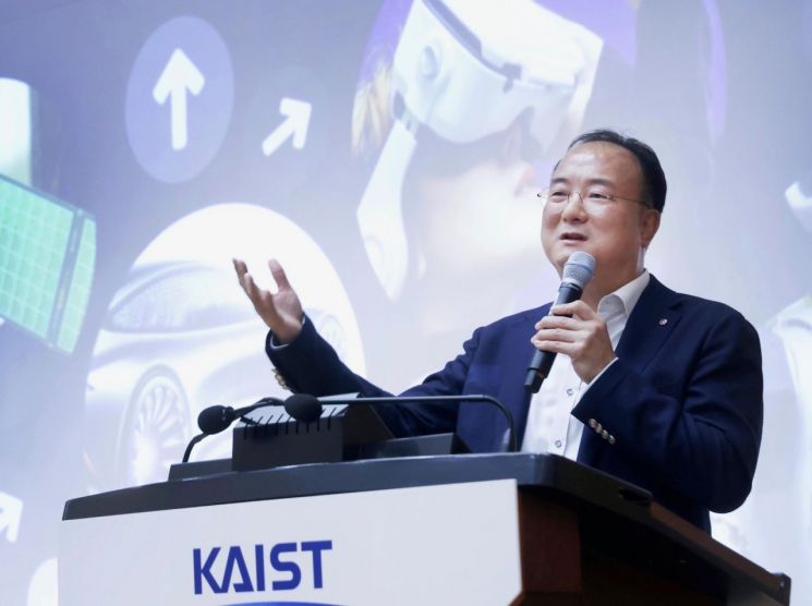 문혁수 LG이노텍 대표가 17일 대전 카이스트(KAIST) 창의학습관 터만홀에서 후배 학생들을 대상으로 리더십 특강을 진행하고 있다. LG이노텍
