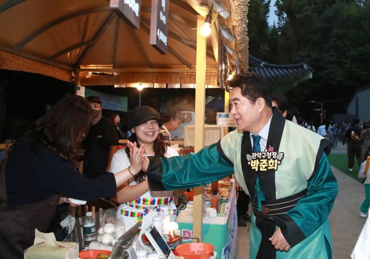 2025 관악강감찬축제에서 '고려장터' 부스 운영하는 상인들을 격려하는 박준희 관악구청장(우측). 관악구 제공.