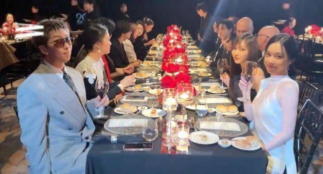 패션 매거진 W코리아가 매년 유방암 인식 개선을 위한 자선 행사를 주최하고 있는 가운데, 취지에 맞지 않은 '연예인 술 파티' 분위기로 거센 비판을 받았다. W코리아 공식 인스타그램