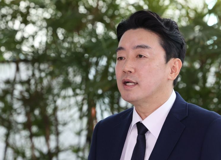 전략경제협력 특사로 임명된 강훈식 대통령 비서실장이 19일 인천국제공항 제1터미널에서 독일 프랑크푸르트 출국에 앞서 입장을 밝히고 있다. 연합뉴스